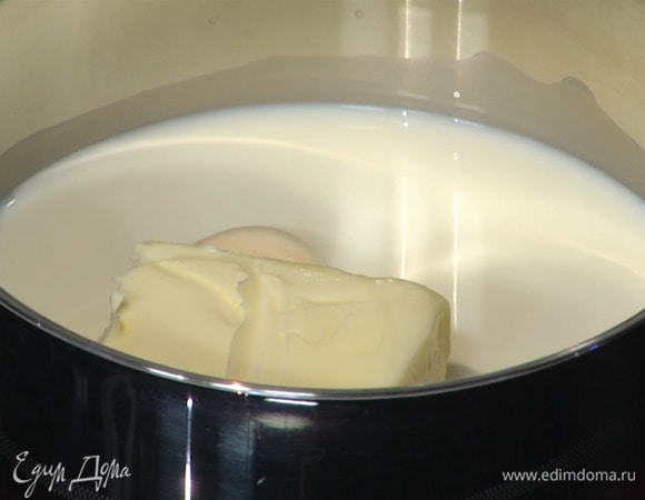 В сотейник выложить сливочное масло, чеснок, влить молоко и все прогреть, затем чеснок удалить.