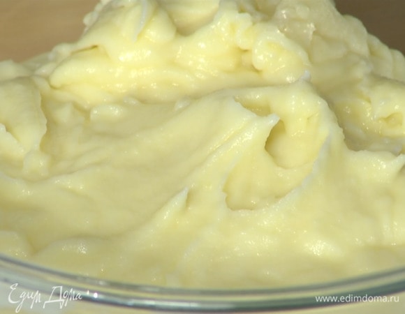 Взбить картофель погружным блендером, добавить молоко с маслом и продолжать взбивать, пока не получится однородная масса, затем влить лимонный сок и протереть пюре через сито.