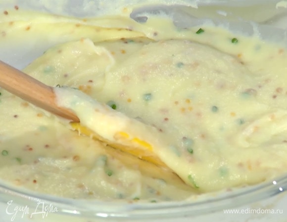 Добавить в пюре горчицу, шнитт-лук и все перемешать.