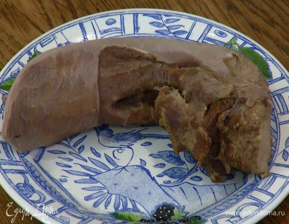 Язык предварительно отварить, затем нарезать маленькими кубиками.