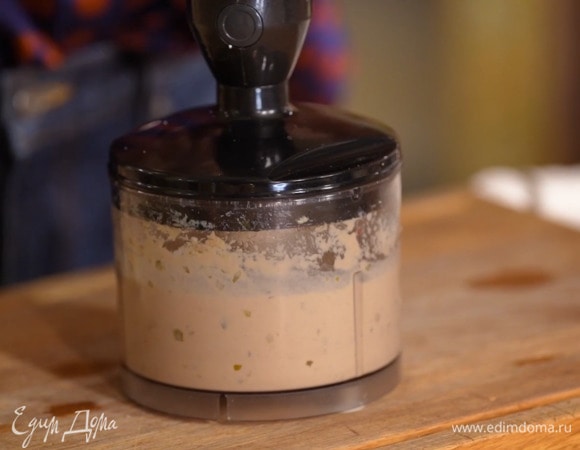 Приготовить соус: в чашу блендера выложить тунца, добавить яйца, каперсы, сок лимона и 3 ст. ложки оливкового масла, все посолить, поперчить и взбить, затем влить 1 ст. ложку кипяченой холодной воды, оставшееся оливковое масло и взбить еще.