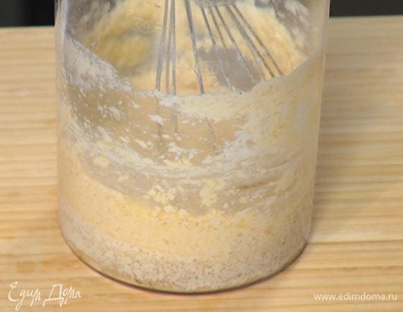 Предварительно размягченное сливочное масло взбить с сахаром блендером с насадкой-венчиком, затем добавить яйцо и все еще раз взбить.