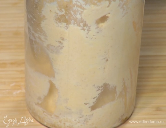 Всыпать муку, соль и вымешать тесто лопаткой.