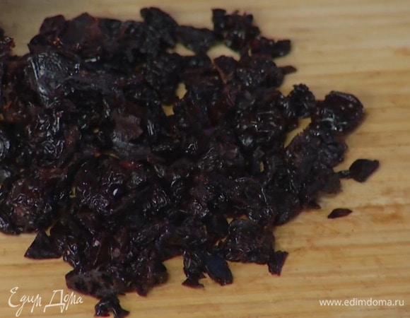 Вишню порезать ножом.