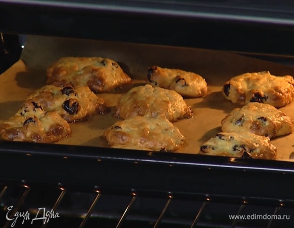 Выпекать печенье в разогретой духовке 10 минут.