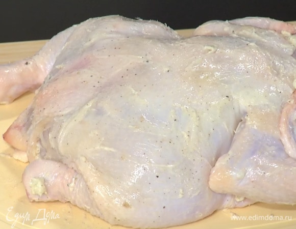 У курицы, где возможно, отделить кожу от тушки и промазать пряным сливочным маслом, затем натереть им кожу сверху (немного масла оставить).