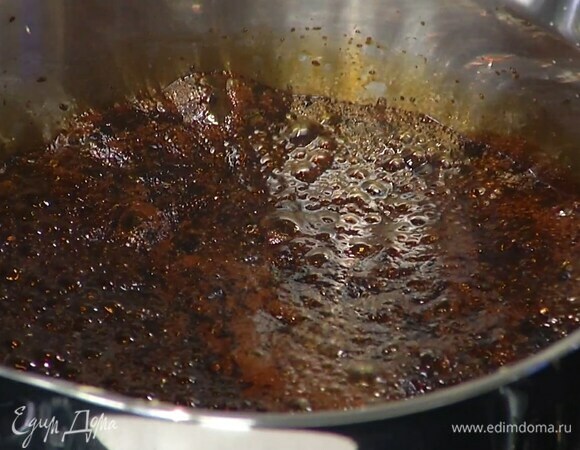 Приготовить глазурь: в сотейнике соединить натертый чеснок, имбирь, бадьян, сахар, влить соевый соус и уварить глазурь до густоты, а затем полить курицу.