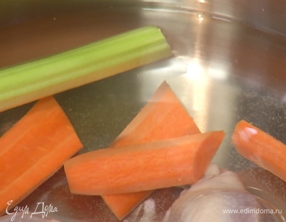 Морковь почистить и нарезать крупными кусками, стебель сельдерея разрезать пополам.