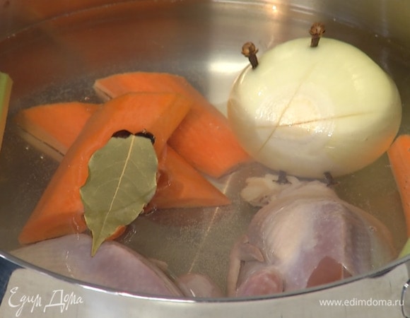 В большую кастрюлю влить воду, выложить тушки перепелок, добавить подготовленные овощи, лавровый лист, ягоды можжевельника и варить до готовности птицы.