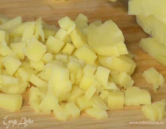 Картофель отварить до готовности, затем почистить и нарезать маленькими кубиками.