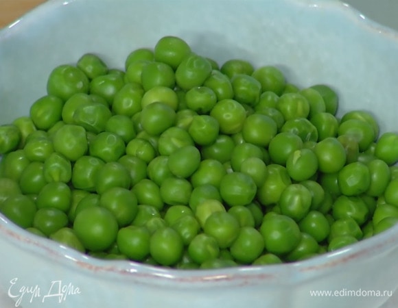Зеленый горошек отправить на несколько минут в кипящую воду, затем откинуть на дуршлаг и обдать ледяной водой.