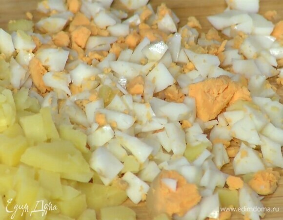 Яйца отварить вкрутую, затем почистить и мелко порезать.