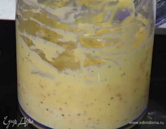 Приготовить майонез: в стакан для взбивания отправить перепелиные желтки, горчицу, влить лимонный сок, растительное масло, посолить и взбить погружным блендером.