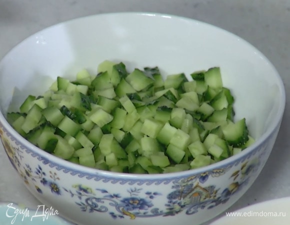 Все огурцы мелко порезать.