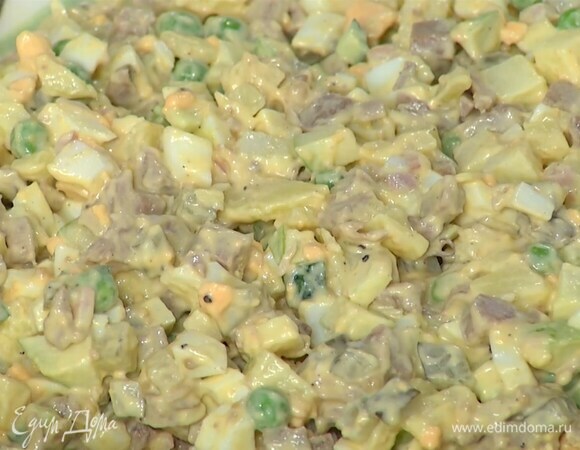 Все ингредиенты для салата выложить в большое блюдо и смазать майонезом.