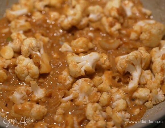 Цветную капусту разобрать на соцветия, выложить к луку с чесноком, посолить, добавить мисо-пасту и обжарить, затем влить 30–40 мл горячей воды и томить на маленьком огне, не накрывая крышкой.