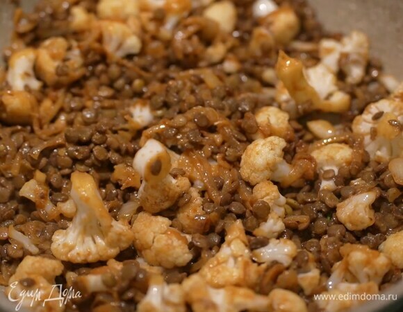 Добавить в сковороду готовую чечевицу, все перемешать, немного прогреть и выключить огонь.