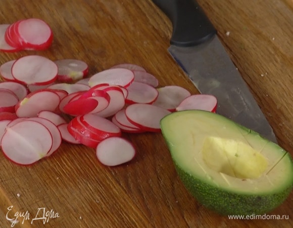 Авокадо почистить и, удалив косточку, нарезать кубиками, затем полить соком, выжатым из половинки лимона.