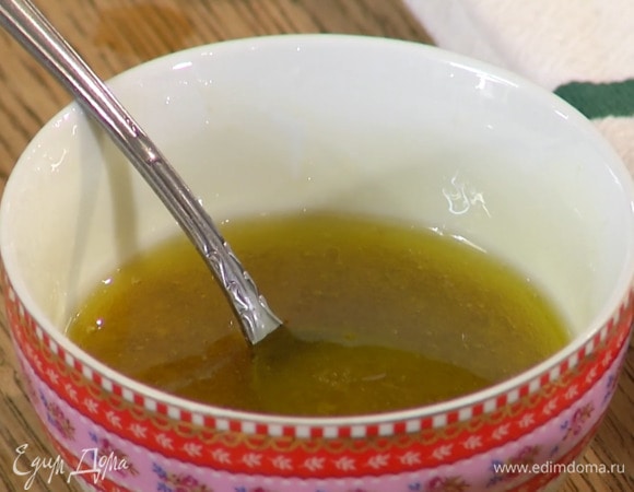 Приготовить заправку: в пиалу выжать сок половинки лимона, влить оливковое масло, яблочный уксус, добавить горчицу, мед и все перемешать.