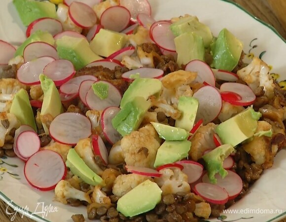 Прогретую капусту с чечевицей выложить на блюдо, сверху разложить кружки редиски, авокадо и полить все заправкой.