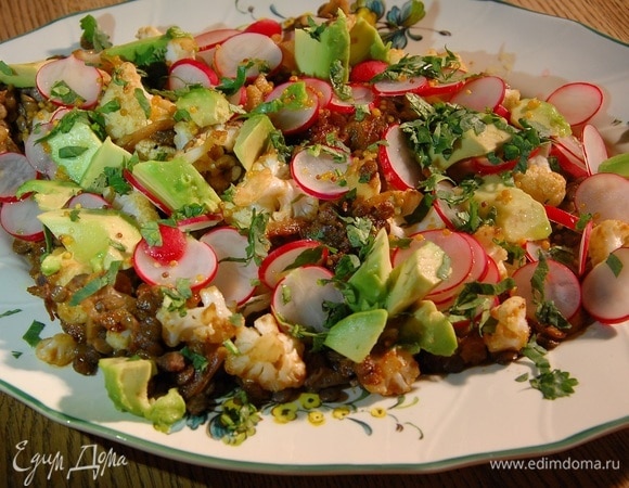 Кинзу порубить ножом и посыпать салат.