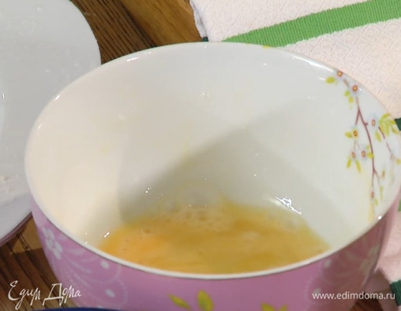 Яйцо разболтать вилкой в пиале.