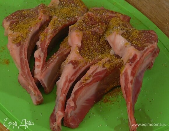 Бараньи котлеты посолить, поперчить, посыпать карри и обвалять в муке, затем обмакнуть в яйцо и обвалять в сыре.