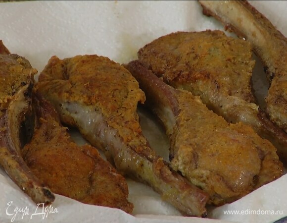 Разогреть в сковороде растительное и сливочное масло и обжаривать баранину по 3–5 минут с каждой стороны на сильном огне, затем выложить на бумажное полотенце, чтобы удалить излишки жира.