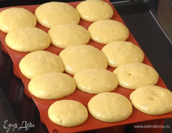 Переложить тесто в кондитерский мешок, наполнить формы на 2/3 объема и отправить на расстойку в теплое место.