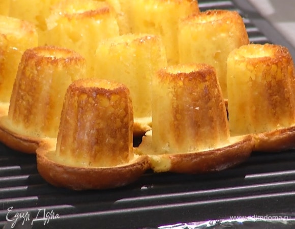 Подошедшее тесто выпекать в разогретой духовке 15 минут, затем понизить температуру до 170°С и выпекать еще 5 минут, затем остудить.