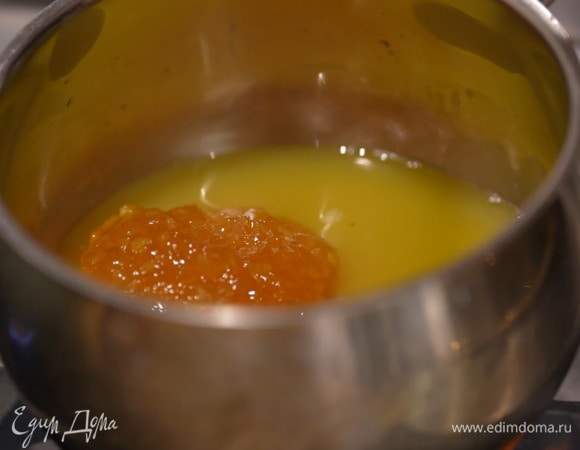 Приготовить сироп: апельсиновый сок и Cointreau влить в сотейник, добавить джем и, помешивая, уварить вполовину.