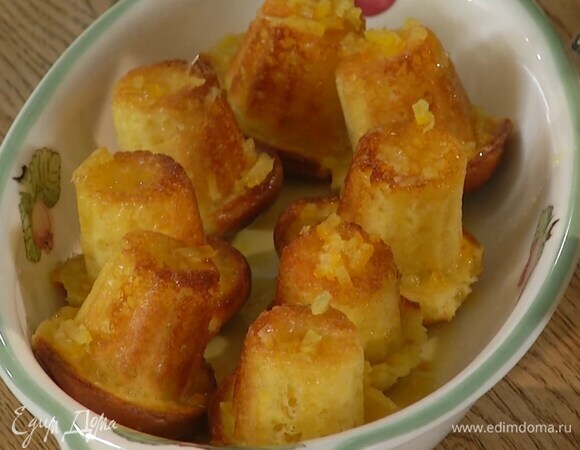 Ромовые бабы перевернуть на блюдо и полить горячим сиропом.