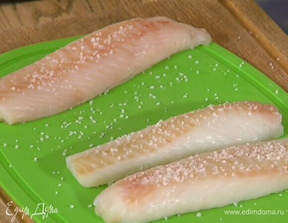 Рыбу посолить со всех сторон и оставить на некоторое время.