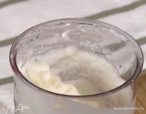 Белки взбить блендером с насадкой-венчиком в воздушную, плотную массу.