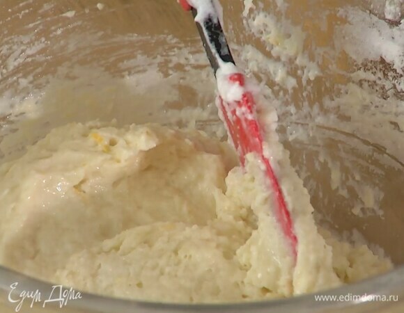 Муку перемешать с сахаром, цедрой, солью и сливками, затем в два приема ввести взбитые белки и вымешать.