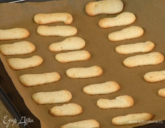 Выпекать печенье в разогретой духовке 7–10 минут.