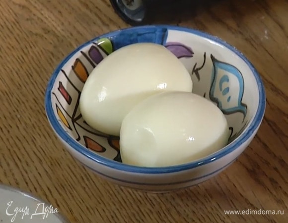 Яйца отварить вкрутую, затем почистить и разрезать на 4 части.