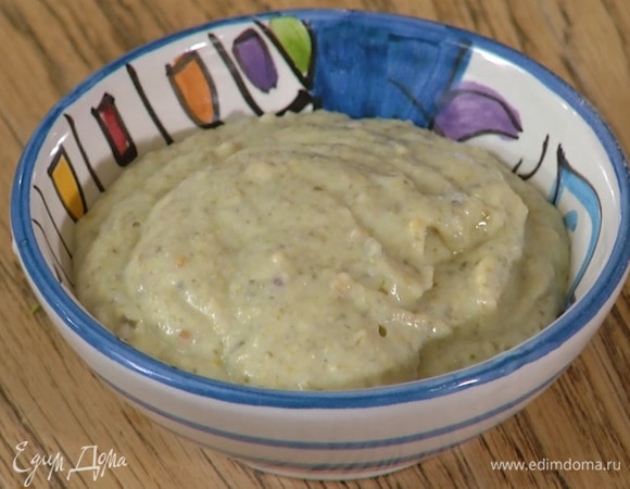 Приготовить соус: в чашу блендера выложить яйца, огурцы и каперсы, добавить горчицу, яблочный уксус, оливковое масло и все взбить, затем влить 1 ст. ложку холодной кипяченой воды и взбить еще немного.