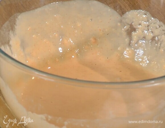 Приготовить кляр: в глубокой миске перемешать муку, паприку, чеснок, перец и соль. Яйцо разболтать ложкой и влить в кляр, затем добавить пиво и все вымешать.