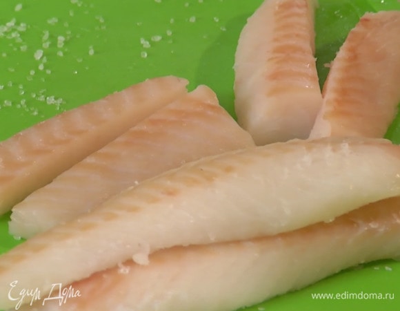 Промокнуть треску бумажным полотенцем, стряхнуть остатки соли и нарезать небольшими палочками.