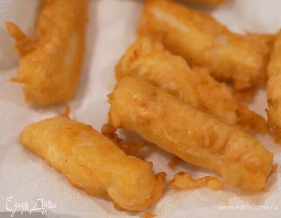 Разогреть в сковороде растительное масло и, обмакнув рыбу в кляр, обжарить ее до готовности, затем выложить на бумажное полотенце, чтобы удалить излишки жира.