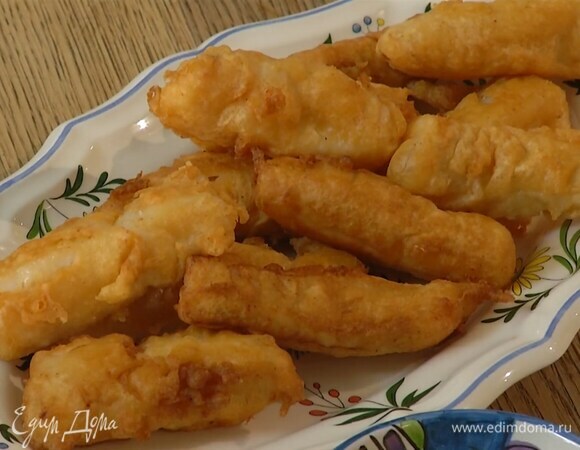 Подавать рыбные пальчики с соусом.