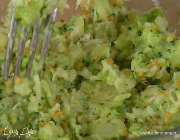 К размятому картофелю выложить брокколи и размять все вилкой, затем добавить яйцо, горчицу, чеддер, посолить и еще раз все размять.