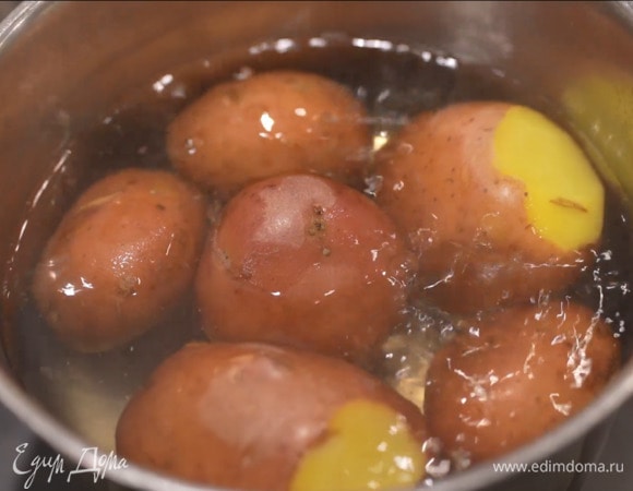 Картофель, не очищая, отварить до готовности и, слив воду, почистить, пока он горячий.