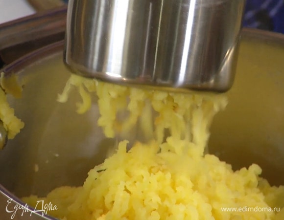 Измельчить картофель, продавив его через пресс или взбив погружным блендером.