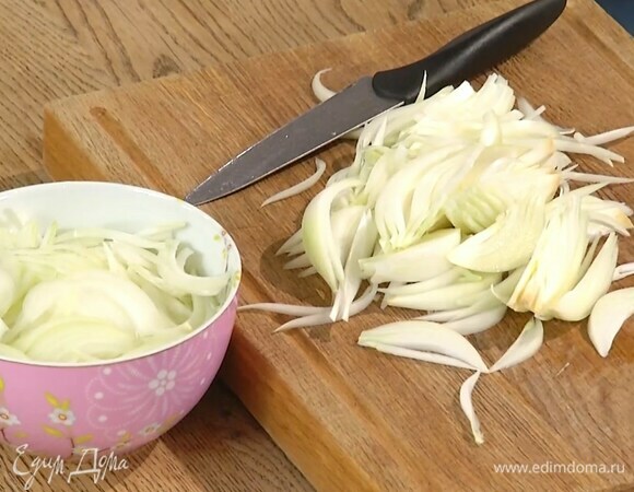 Лук почистить и нарезать тонкой соломкой.