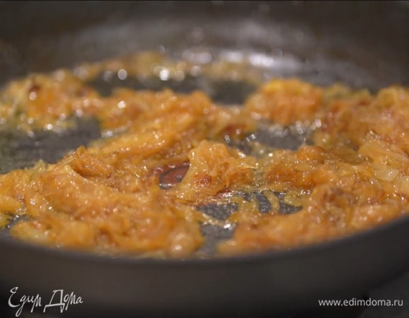 Разогреть в сковороде 1 ст. ложку сливочного масла и обжаривать лук под крышкой, пока он не станет мягким, затем посолить, добавить раскрошенный руками пеперончино и сахар, все перемешать и дать луку закарамелизироваться.