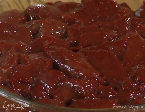 Печень, вырезав грубые пленки, порезать на небольшие кусочки.