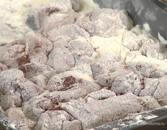 Муку перемешать с перцем и солью и обвалять печень.