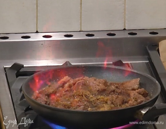 Разогреть в глубокой тяжелой сковороде оставшееся сливочное и растительное масло и обжаривать печень до появления румяной корочки, затем добавить карамелизированный лук, все перемешать, влить 70 мл бальзамического уксуса, вино и сделать фламбирование.